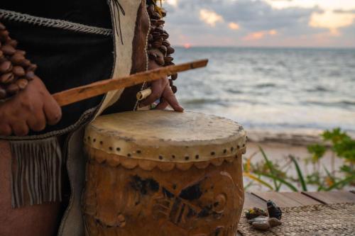 Un uomo suona un tamburo sulla spiaggia di Hilton Cancun, an All-Inclusive Resort a Cancún