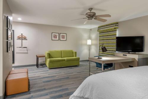 Μια τηλεόραση ή/και κέντρο ψυχαγωγίας στο Hampton Inn Brownwood