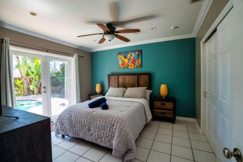 um quarto com uma cama e uma ventoinha de tecto em Tropical Paradise em Fort Lauderdale