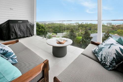 Ein Balkon oder eine Terrasse in der Unterkunft Luxe Paradise with sweeping Ocean Views & Pool