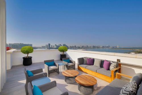  Hilton Abu Dhabi Yas Island -  Chambre  photo :   Tea/Coffee maker    Shower    Bath                           