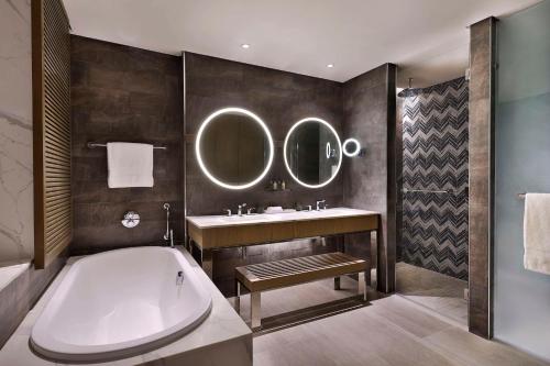  Hilton Abu Dhabi Yas Island -  Chambre  photo :   Tea/Coffee maker    Shower    Bath                           