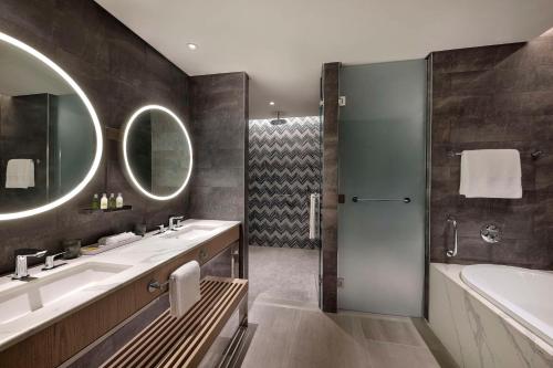  Hilton Abu Dhabi Yas Island -  Chambre  photo :   Tea/Coffee maker    Shower    Bath                           