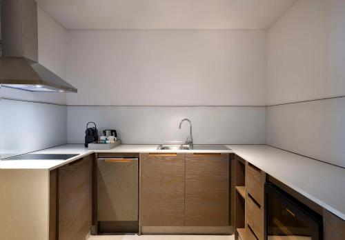  Hilton Abu Dhabi Yas Island -  Chambre  photo :   Tea/Coffee maker    Shower    Bath                           