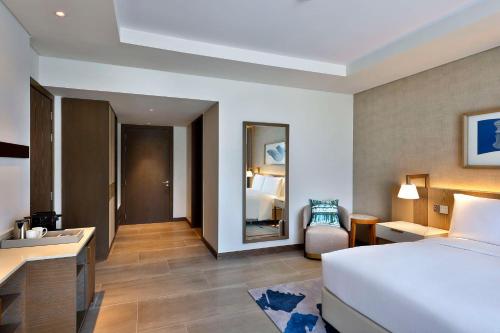  Hilton Abu Dhabi Yas Island -  Chambre  photo :   Tea/Coffee maker    Shower    Bath                           