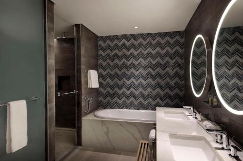  Hilton Abu Dhabi Yas Island -  Chambre  photo :   Tea/Coffee maker    Shower    Bath                           