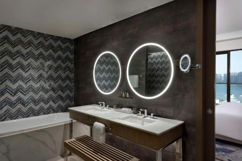  Hilton Abu Dhabi Yas Island -  Chambre  photo :   Tea/Coffee maker    Shower    Bath                           