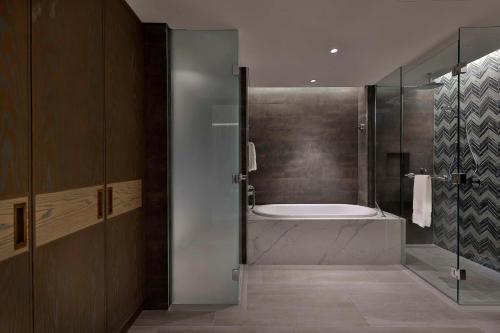  Hilton Abu Dhabi Yas Island -  Chambre  photo :   Tea/Coffee maker    Shower    Bath                           