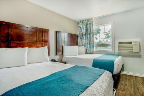Habitación de hotel con 2 camas y ventana en Studio 6 Suites - Albany, OR, en Albany