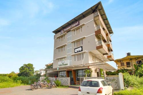 un edificio con motocicletas estacionadas frente a él en Collection O Avasa Grand en Old Goa
