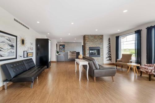 sala de estar con muebles de cuero negro y cocina en Villa Inn & Suites - SureStay Collection by Best Western en Hearst