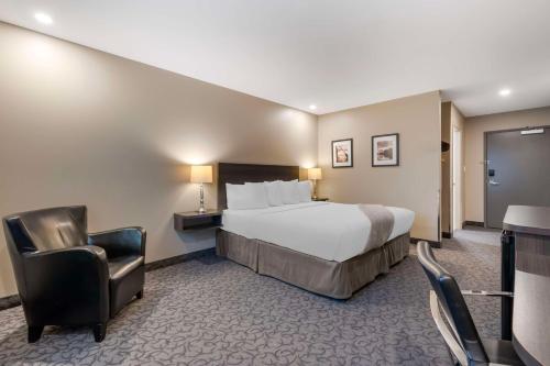 Ένα ή περισσότερα κρεβάτια σε δωμάτιο στο Villa Inn & Suites - SureStay Collection by Best Western