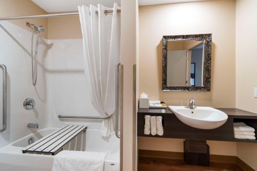 Ένα μπάνιο στο Villa Inn & Suites - SureStay Collection by Best Western