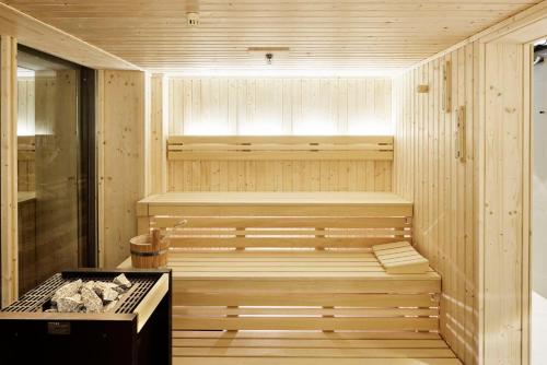 una sauna con banco en una sala de madera en Telegraphenamt, en Berlín