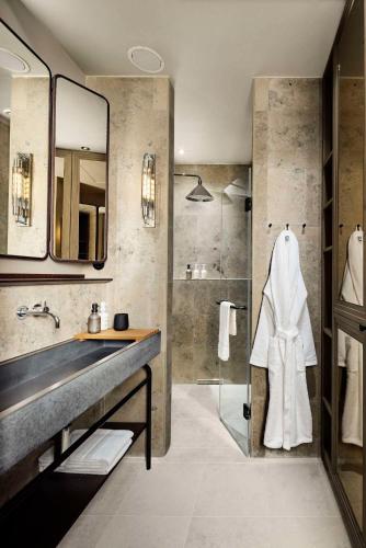 a bathroom with a sink and a shower at Telegraphenamt in Berlin