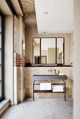 a bathroom with a sink and a mirror at Telegraphenamt in Berlin