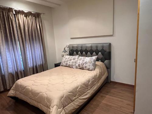 - une chambre avec un lit et un oreiller dans l'établissement Bel appart+2 ROOM+WIFI+GARE CASA VOYAGEUR+TRAM, à Casablanca