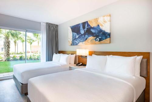 Letto o letti in una camera di Embassy Suites By Hilton Aruba Beach Resort