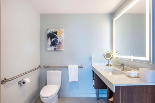 Bagno di Embassy Suites By Hilton Aruba Beach Resort