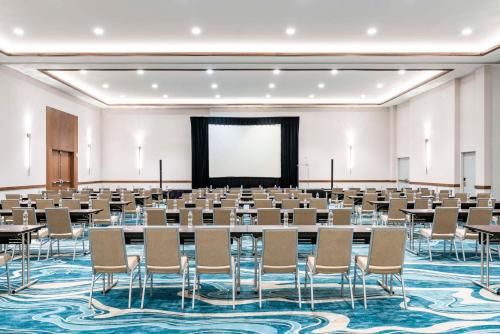 Zona business o sala conferenze di Embassy Suites By Hilton Aruba Beach Resort