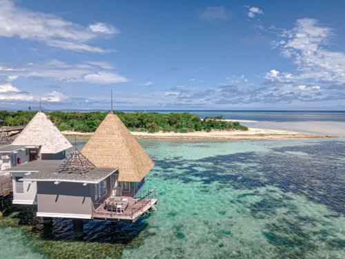メトル島にあるDoubleTree by Hilton Noumea Ilot Maitre Resortの水上リゾートの空中ビュー