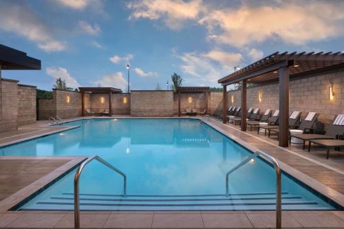 a swimming pool on the rooftop of a hotel at Hilton Alpharetta Atlanta in Alpharetta