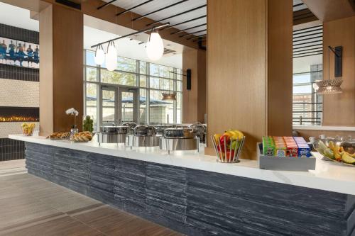 アルファレッタにあるHilton Alpharetta Atlantaのロビーのカウンターに食べ物を置いて