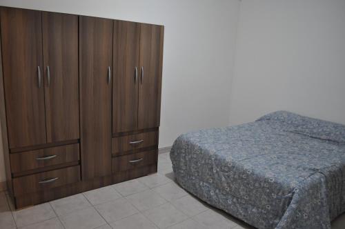 1 dormitorio con cama y tocador de madera en Alojamiento en pleno centro en Mendoza