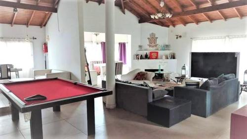 sala de estar con mesa de billar en el centro en Casa Quinta con pileta Tortuguitas Bs As, en Manuel Alberti