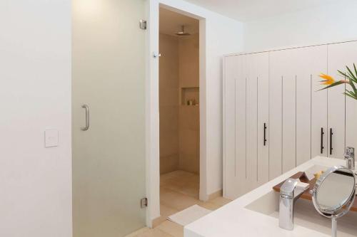 La salle de bains est pourvue d'un miroir et d'un lavabo. dans l'établissement Nacar Hotel Cartagena, Curio Collection by Hilton, à Carthagène des Indes