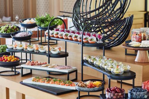 una muestra de diferentes tipos de alimentos en una mesa en ROKU KYOTO, LXR Hotels & Resorts by Hilton, en Kioto