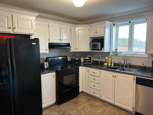 Кухня или мини-кухня в Captain's Suite @ The Homestead Oceanfront
