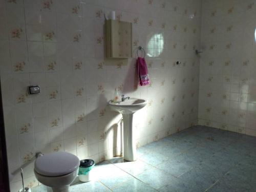 a bathroom with a sink and a toilet at Chácara dos Sonhos em Mairiporã in Mairiporã