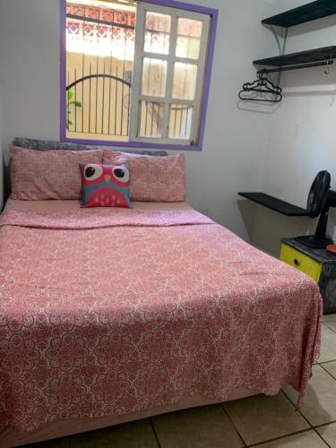 Een bed of bedden in een kamer bij Casinha agradável no centro de Pipa