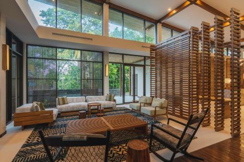 Zona de estar de Botanika Osa Peninsula, Curio Collection By Hilton