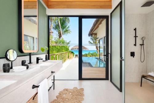 Bazén v ubytování Hilton Maldives Amingiri Resort & Spa nebo v jeho okolí