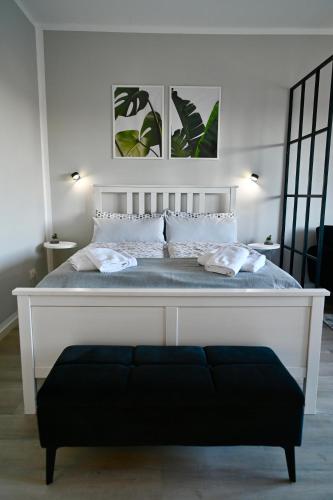 Una cama blanca grande con dos almohadas encima. en Modernes Apt mit direkter Anbindung zur City und Messe, en Hannover