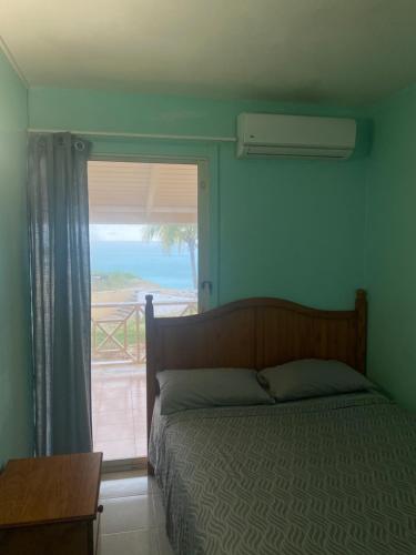 Tempat tidur dalam kamar di Beachside Bliss at Hideaway Beach