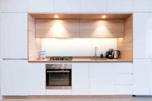 Kuchyň nebo kuchyňský kout v ubytování Luxurious High-Rise 2BD Apartment - Dubai Marina