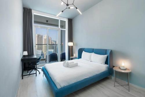 Postel nebo postele na pokoji v ubytování Luxurious High-Rise 2BD Apartment - Dubai Marina