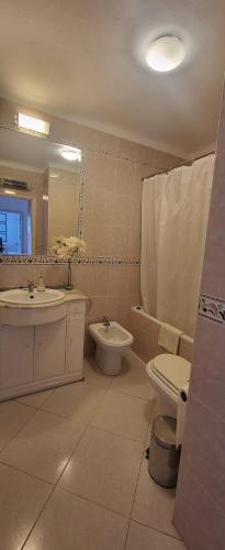 y baño con lavabo, aseo y bañera. en Golf & Mar - T2 Apartment, en Vilamoura