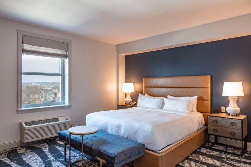 Ένα ή περισσότερα κρεβάτια σε δωμάτιο στο The Yorktowne Hotel, Tapestry Collection by Hilton