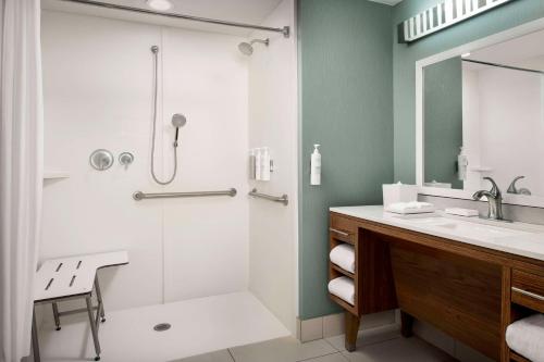 y baño con ducha y lavamanos. en Home2 Suites by Hilton Lexington University / Medical Center, en Lexington