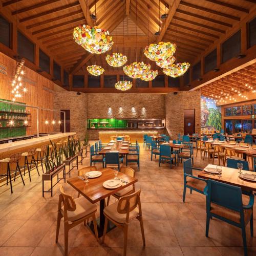 ห้องอาหารหรือที่รับประทานอาหารของ Indura Beach & Golf Resort Curio Collection By Hilton