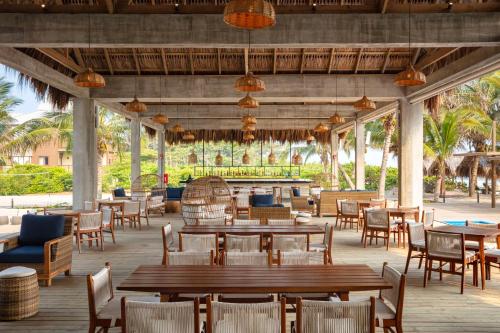 ห้องอาหารหรือที่รับประทานอาหารของ Indura Beach & Golf Resort Curio Collection By Hilton