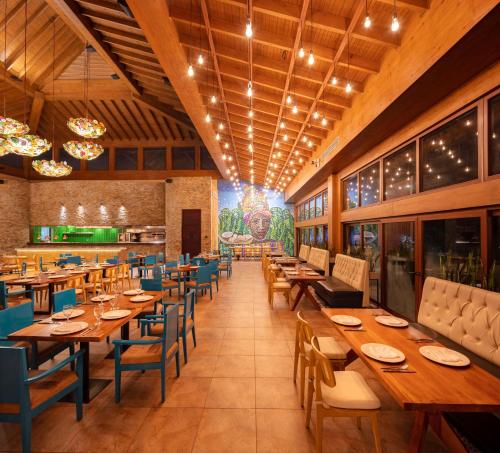 ห้องอาหารหรือที่รับประทานอาหารของ Indura Beach & Golf Resort Curio Collection By Hilton
