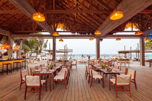 ห้องอาหารหรือที่รับประทานอาหารของ Indura Beach & Golf Resort Curio Collection By Hilton