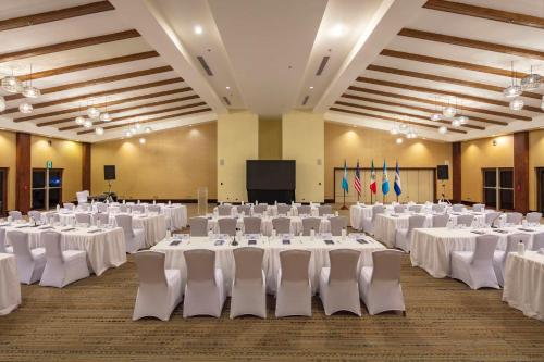 ภาพในคลังภาพของ Indura Beach & Golf Resort Curio Collection By Hilton ในเตลา