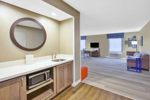 un baño con lavabo y espejo en Hampton Inn & Suites Oakwood Village-Cleveland, en Oakwood
