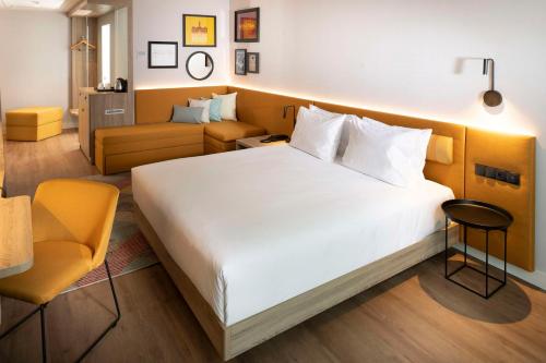 Postel nebo postele na pokoji v ubytování Hampton By Hilton Bialystok
